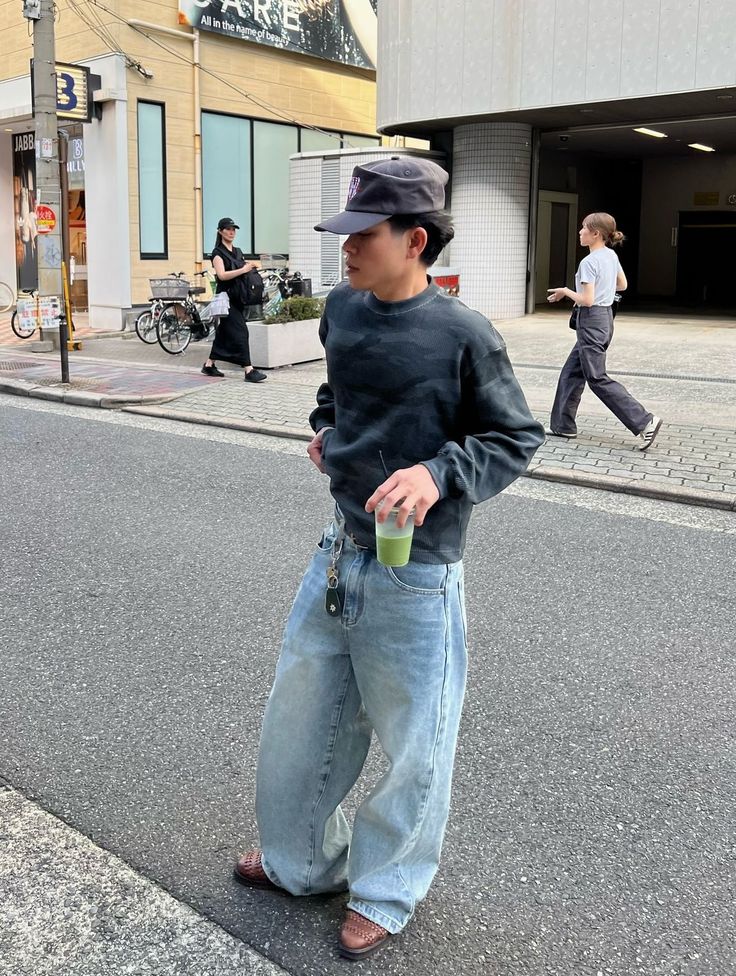 LIGHT WASH DENIM